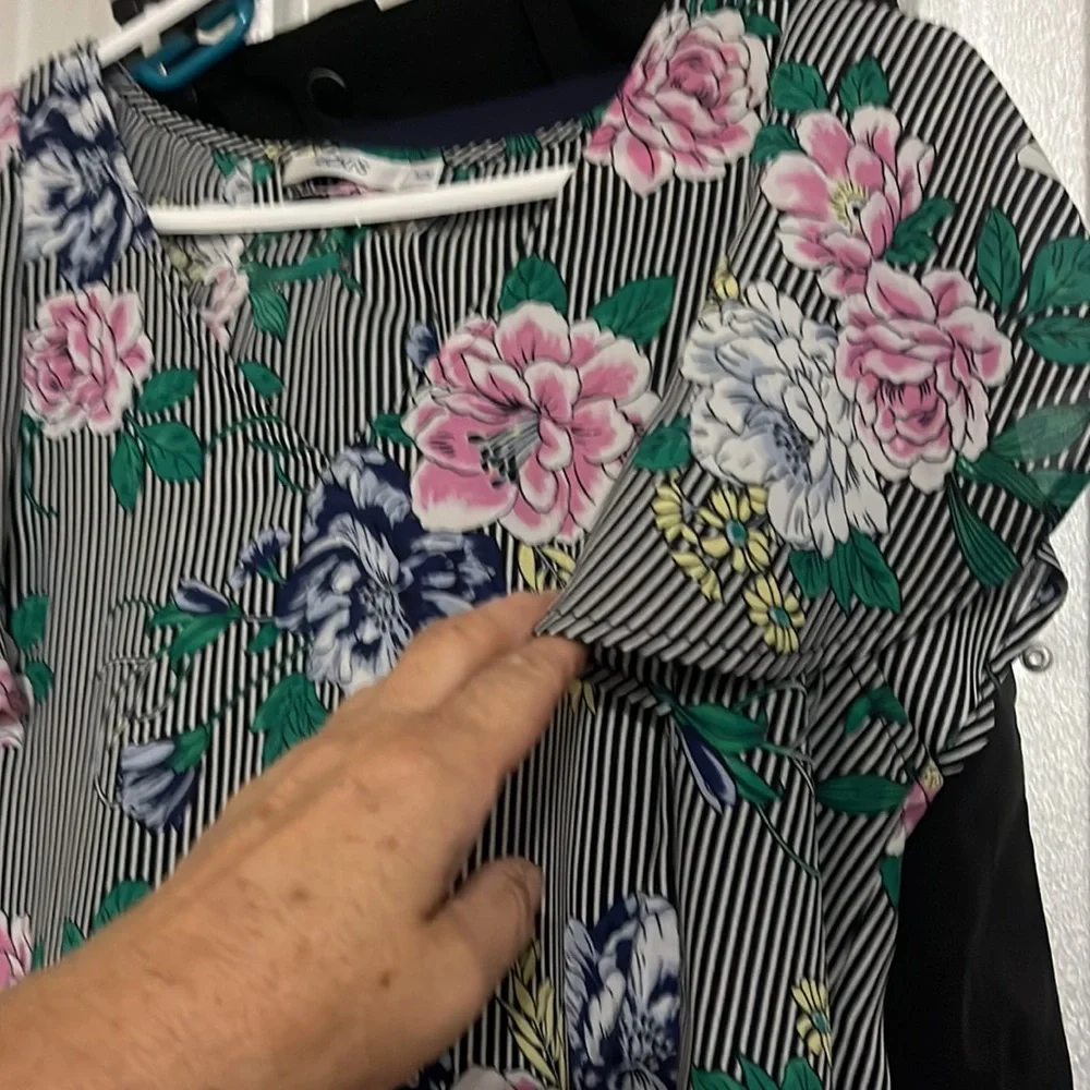 Ricki’s blouse - Picture 3 of 4